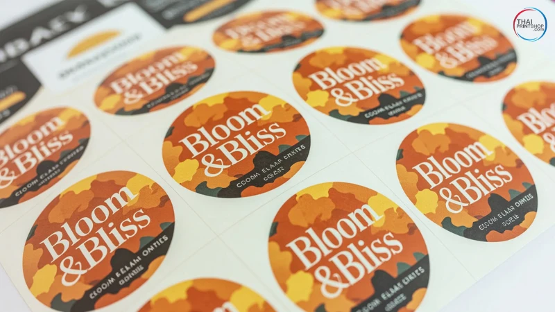 ฉลากสินค้าคืออะไร ทำไมถึงต้องมี - Thaiprintshop ฉลากสินค้าแบบกลมแบรนด์ Bloom & Bliss ดีไซน์ลายพรางสีน้ำตาล-ส้ม