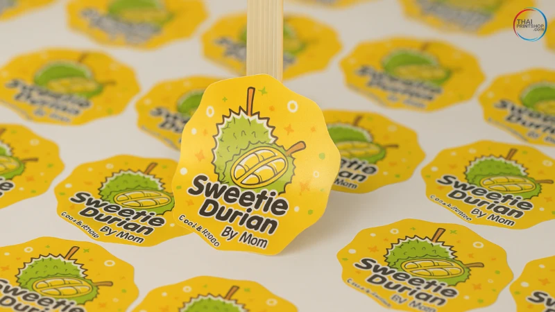 ฉลากสินค้าคืออะไร ทำไมถึงต้องมี - Thaiprintshop ฉลากสินค้าทุเรียนแบรนด์ Sweetie Durian by Mom ดีไซน์สีเหลืองสดใส